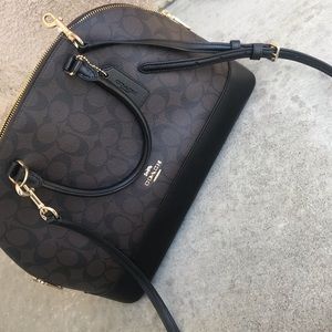 Dark brown Coach purse👜 has a long & short strap